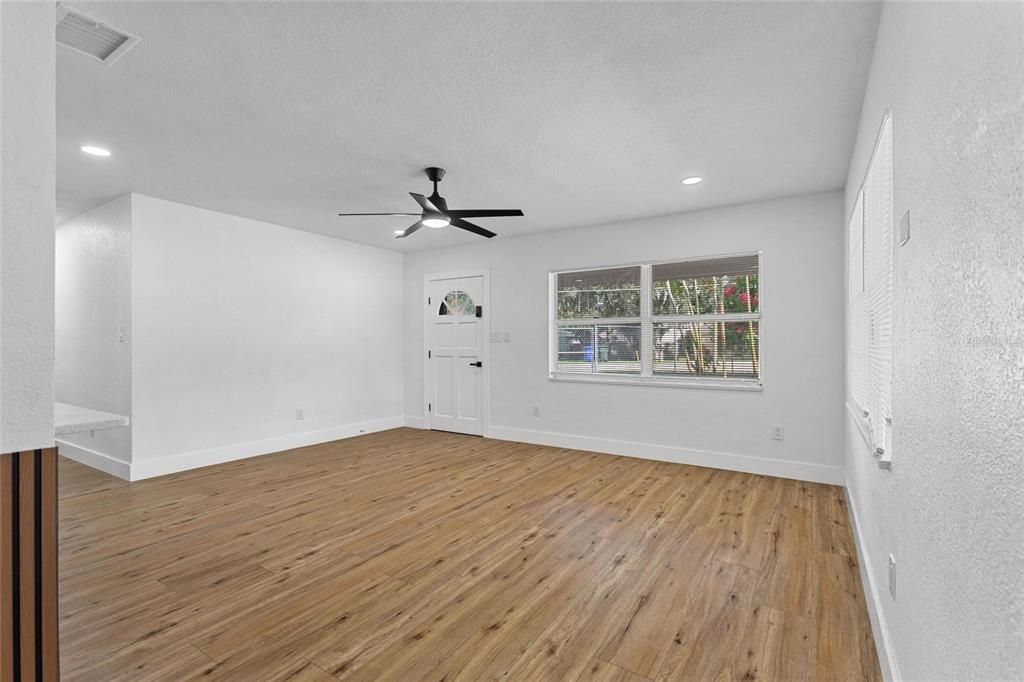 合同活跃: $325,000 (3 贝兹, 3 浴室, 1172 平方英尺)