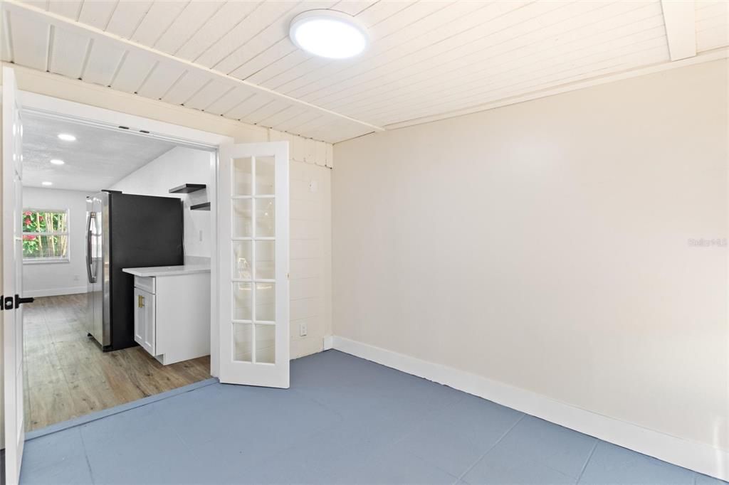 合同活跃: $325,000 (3 贝兹, 3 浴室, 1172 平方英尺)