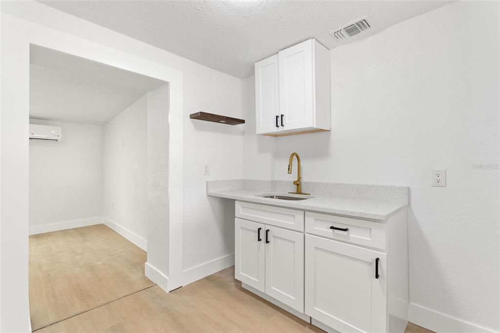 合同活跃: $325,000 (3 贝兹, 3 浴室, 1172 平方英尺)