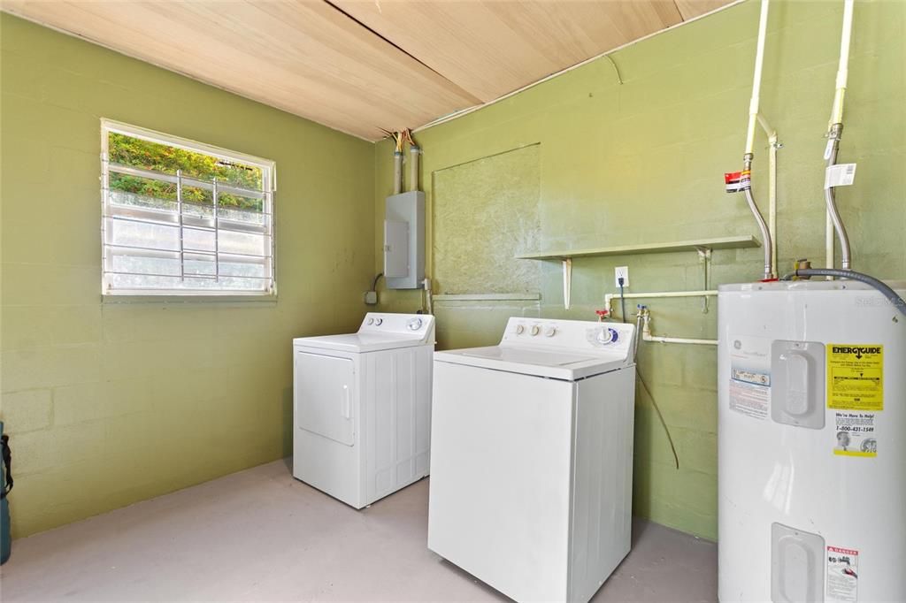 合同活跃: $325,000 (3 贝兹, 3 浴室, 1172 平方英尺)