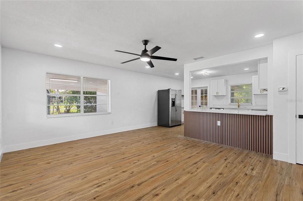 合同活跃: $325,000 (3 贝兹, 3 浴室, 1172 平方英尺)