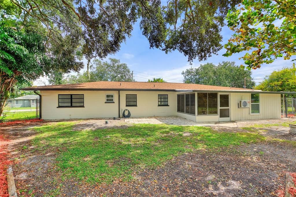 合同活跃: $325,000 (3 贝兹, 3 浴室, 1172 平方英尺)