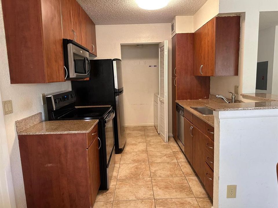 For Sale: $230,000 (2 beds, 2 baths, 1067 Square Feet)