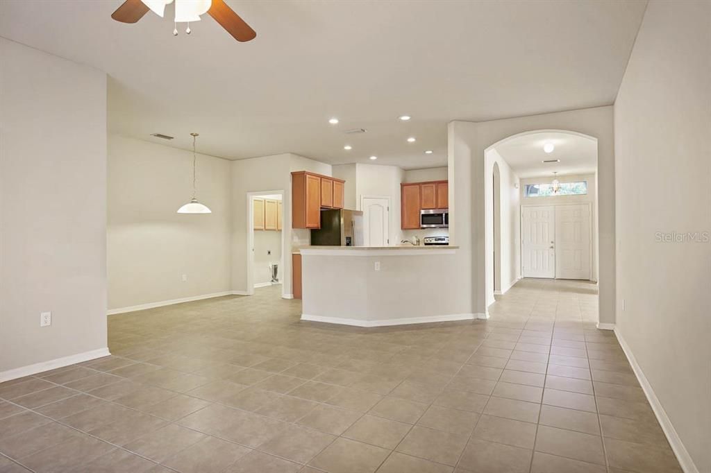 出租: $2,600 (4 贝兹, 3 浴室, 2220 平方英尺)