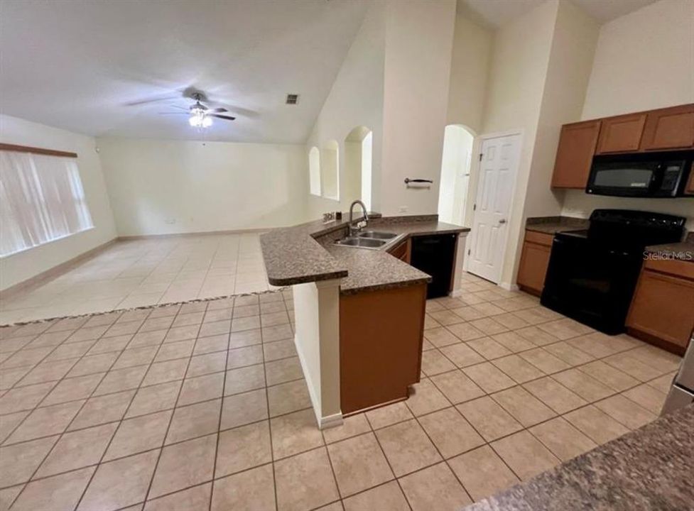 For Rent: $2,200 (3 beds, 2 baths, 1673 Square Feet)