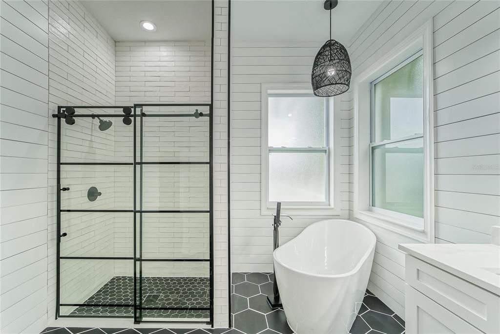 For Sale: $850,000 (4 beds, 2 baths, 2578 Square Feet)