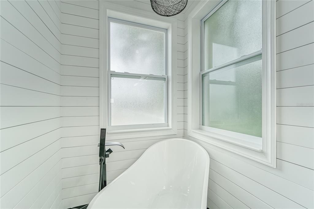 For Sale: $850,000 (4 beds, 2 baths, 2578 Square Feet)