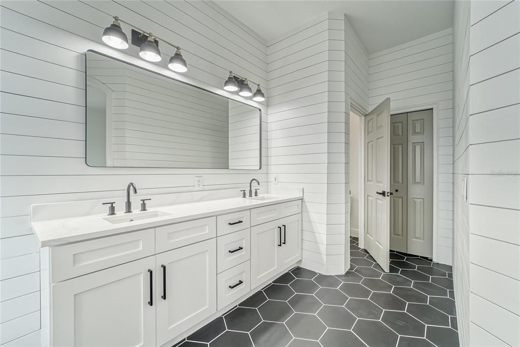 For Sale: $850,000 (4 beds, 2 baths, 2578 Square Feet)