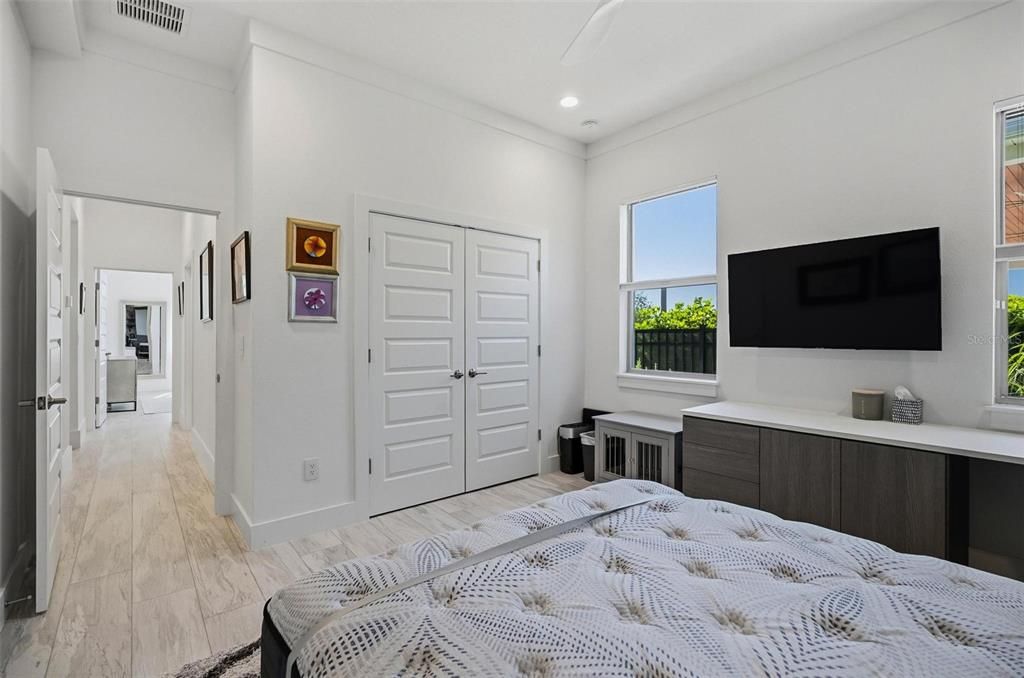 Под контрактом: $999,999 (3 спален, 2 ванн, 2572 Квадратных фут)