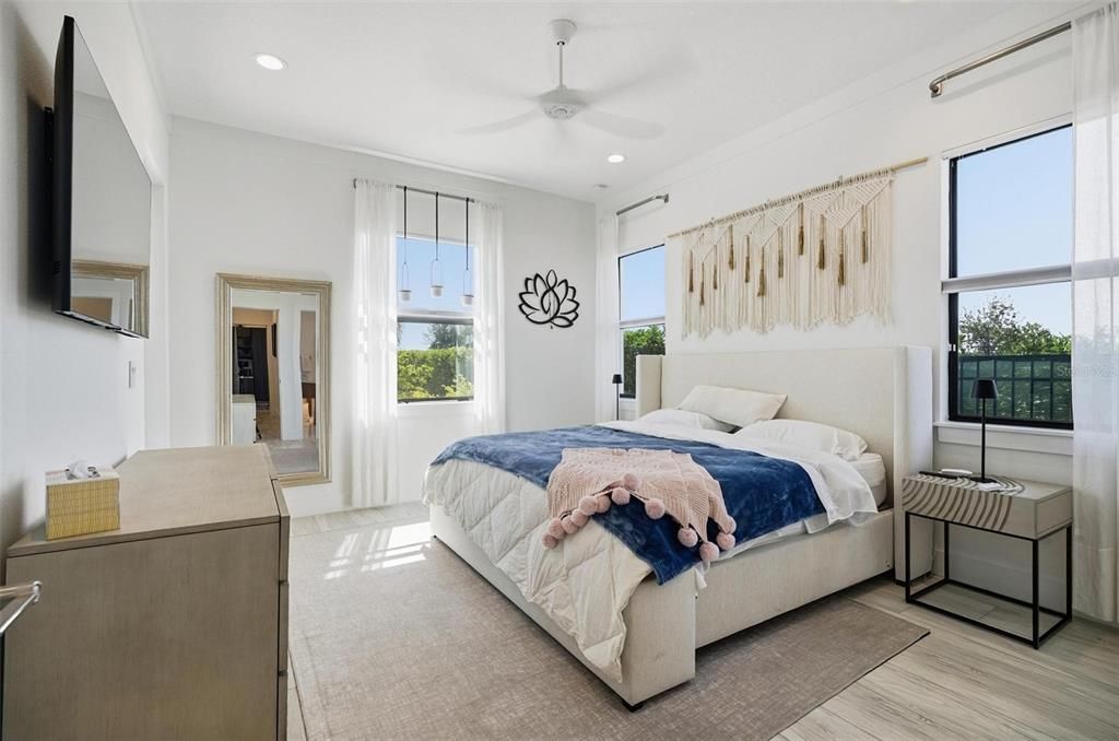 Под контрактом: $999,999 (3 спален, 2 ванн, 2572 Квадратных фут)