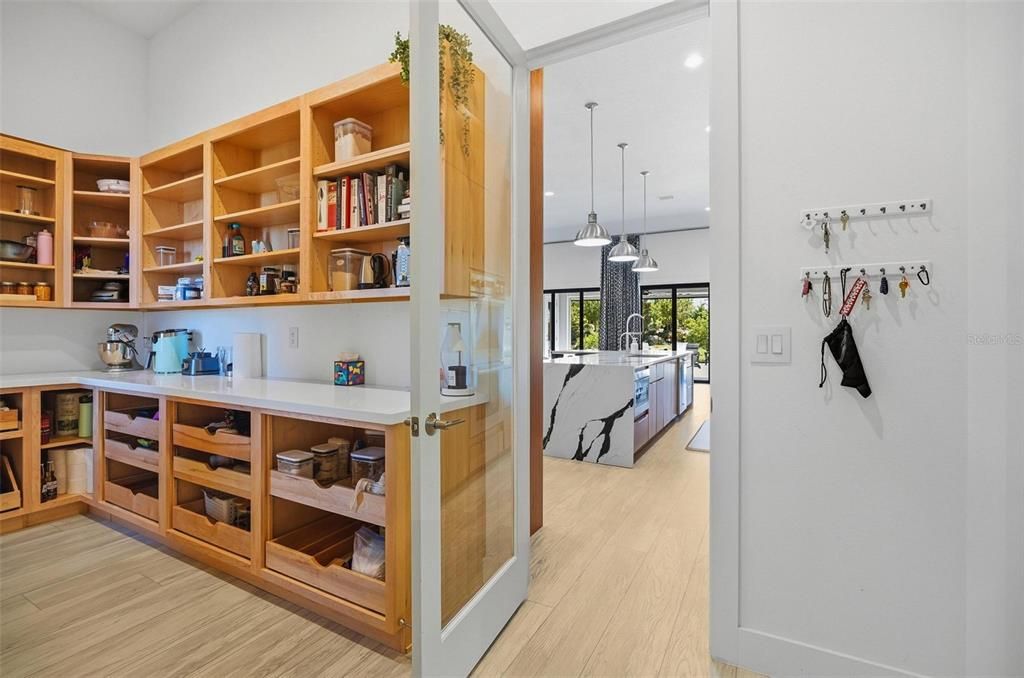 Под контрактом: $999,999 (3 спален, 2 ванн, 2572 Квадратных фут)