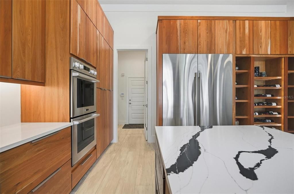 Под контрактом: $999,999 (3 спален, 2 ванн, 2572 Квадратных фут)