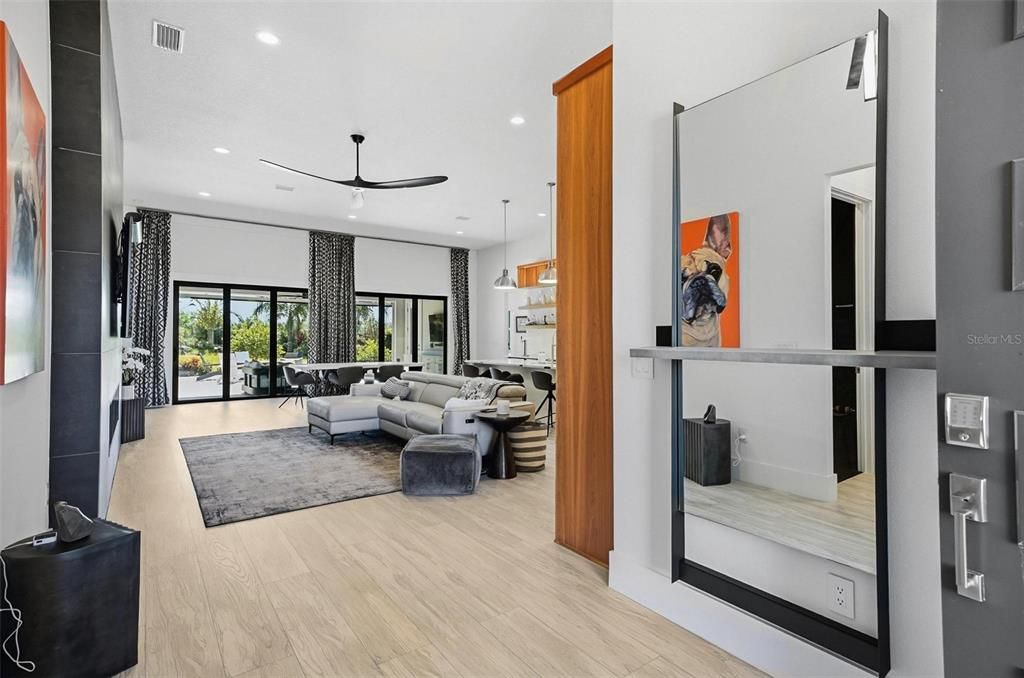 Под контрактом: $999,999 (3 спален, 2 ванн, 2572 Квадратных фут)