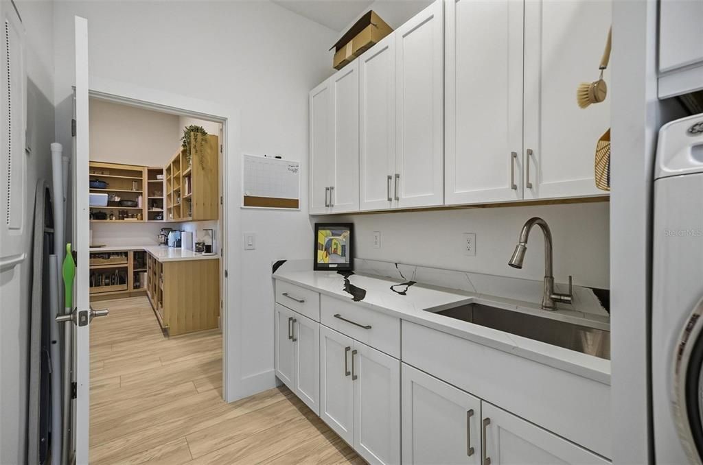 Под контрактом: $999,999 (3 спален, 2 ванн, 2572 Квадратных фут)