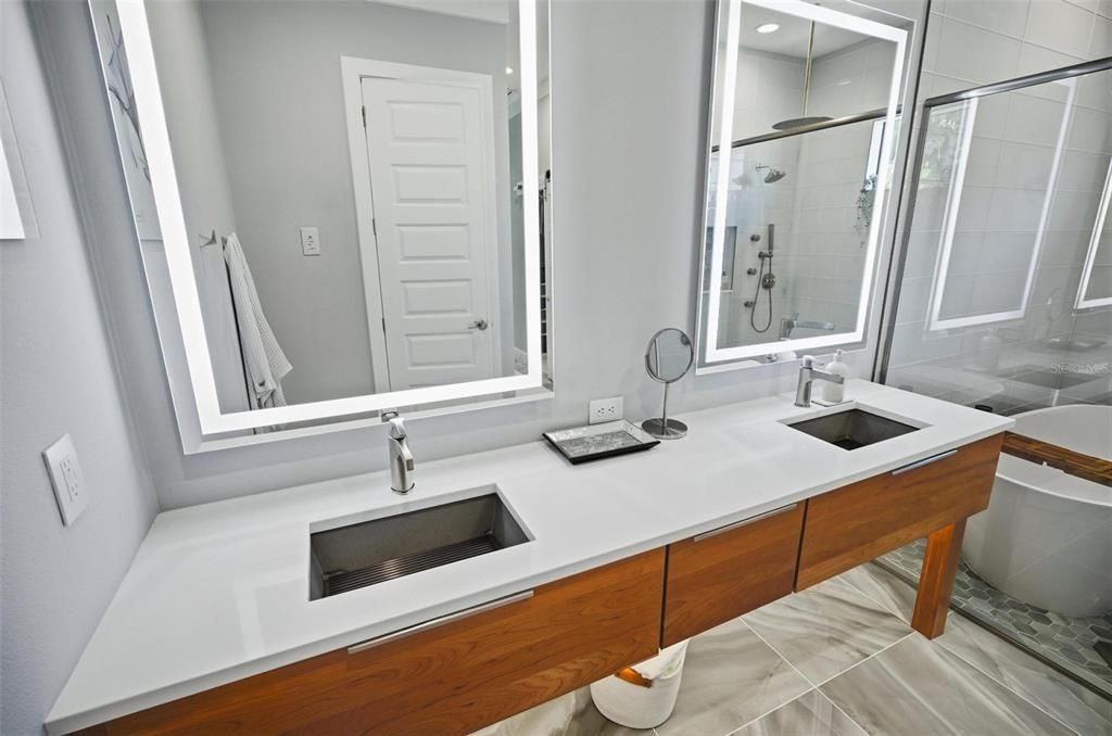 Под контрактом: $999,999 (3 спален, 2 ванн, 2572 Квадратных фут)