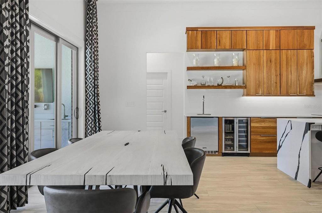 Под контрактом: $999,999 (3 спален, 2 ванн, 2572 Квадратных фут)