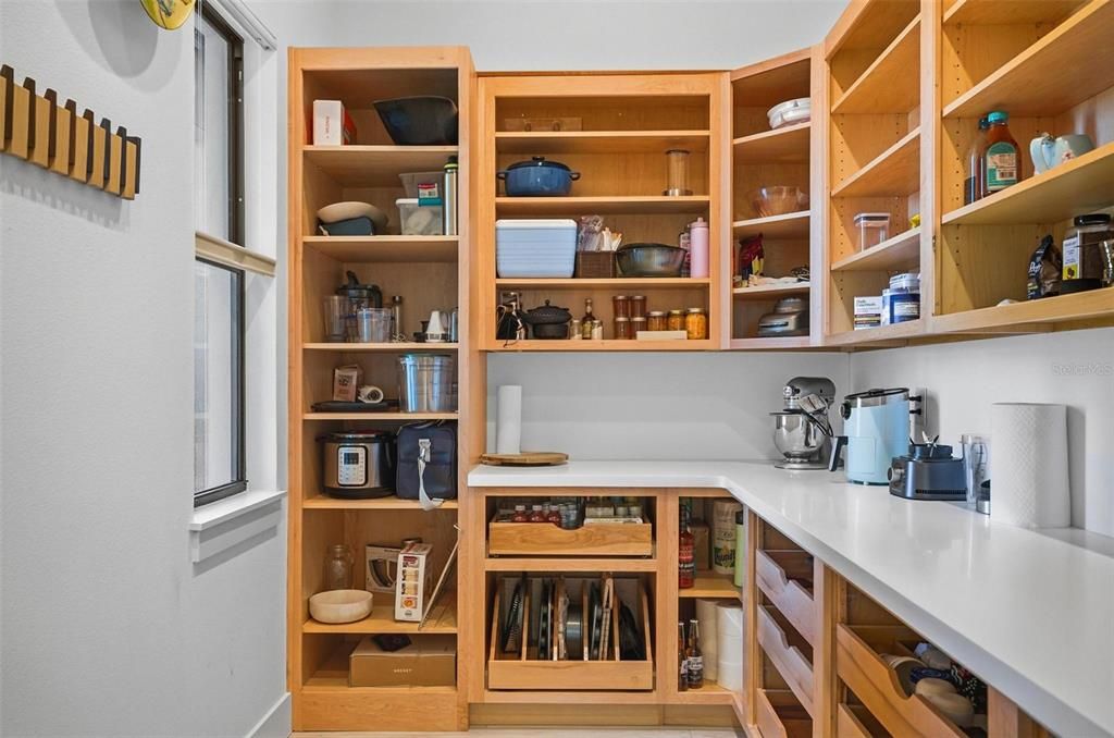 Под контрактом: $999,999 (3 спален, 2 ванн, 2572 Квадратных фут)