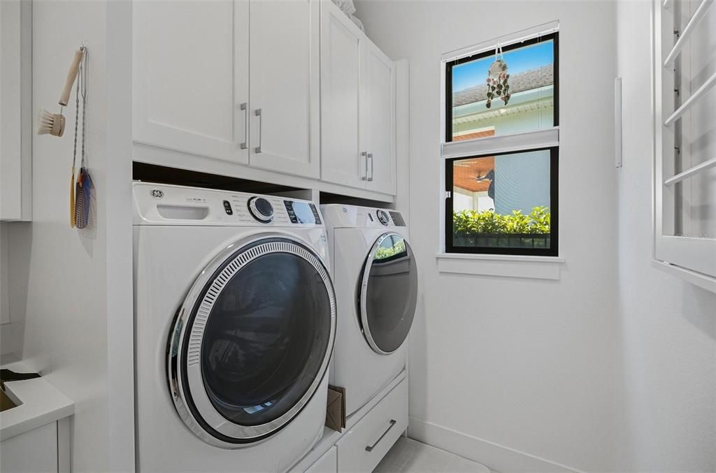 Под контрактом: $999,999 (3 спален, 2 ванн, 2572 Квадратных фут)