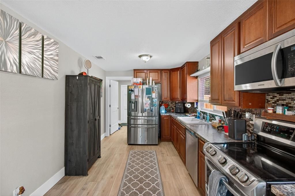 For Sale: $299,000 (2 beds, 1 baths, 1165 Square Feet)