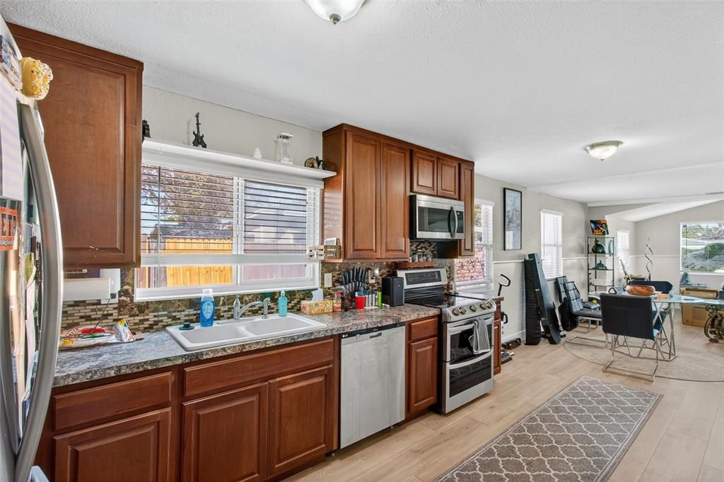For Sale: $299,000 (2 beds, 1 baths, 1165 Square Feet)
