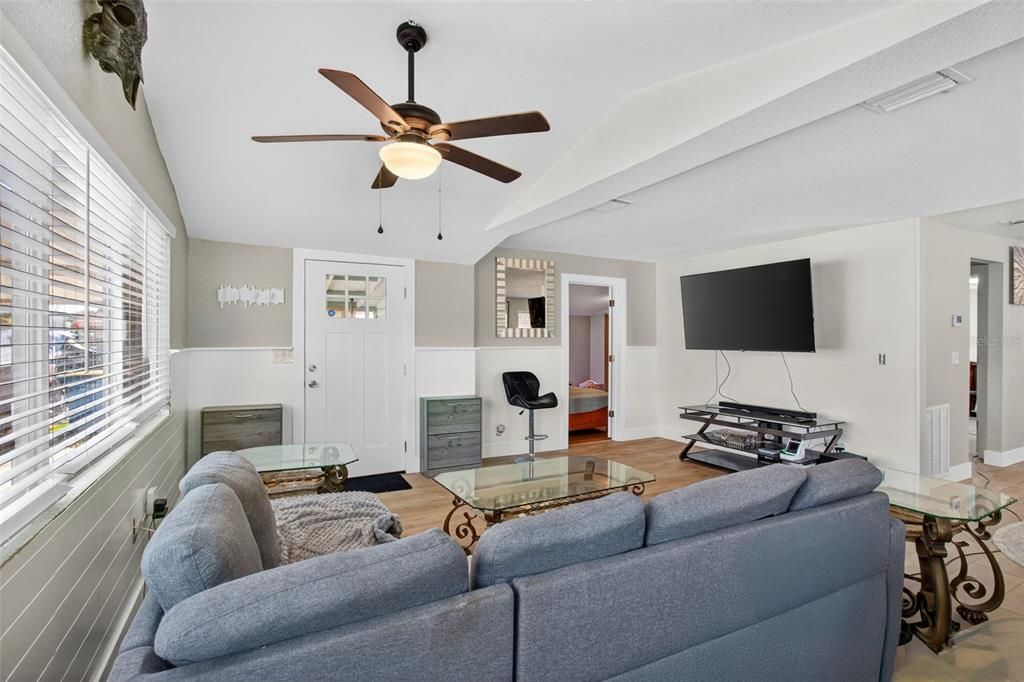 For Sale: $299,000 (2 beds, 1 baths, 1165 Square Feet)