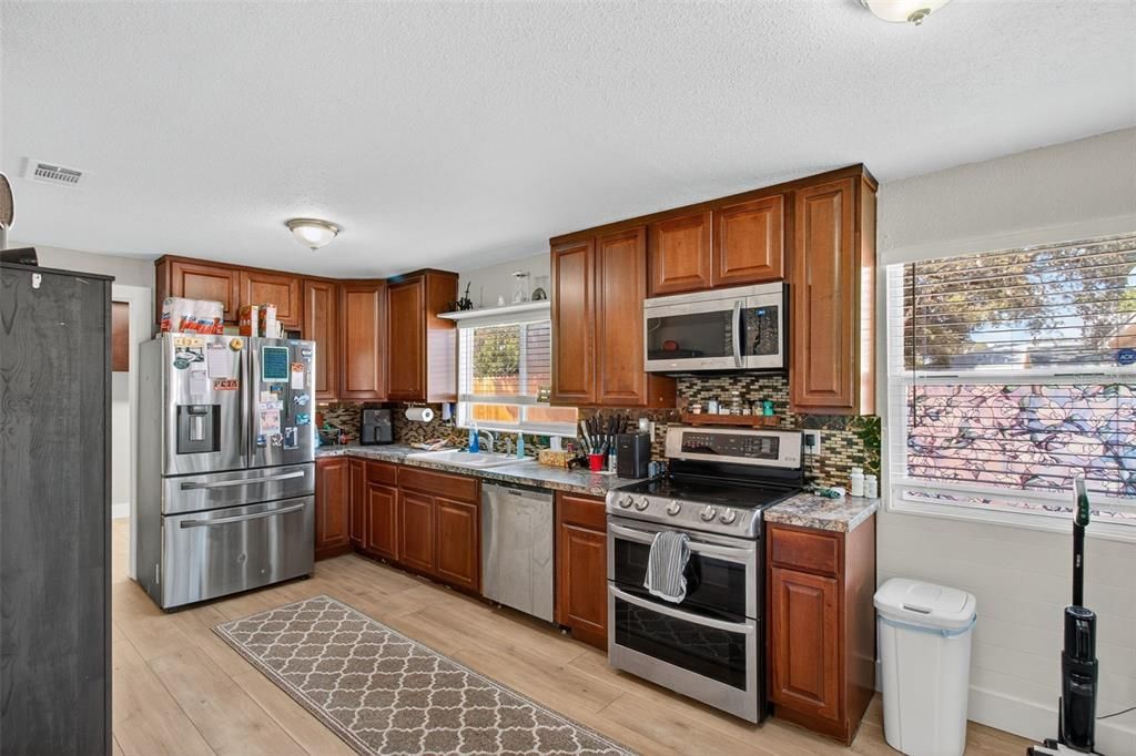 For Sale: $299,000 (2 beds, 1 baths, 1165 Square Feet)