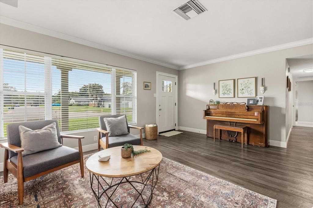 Под контрактом: $409,900 (3 спален, 2 ванн, 1642 Квадратных фут)