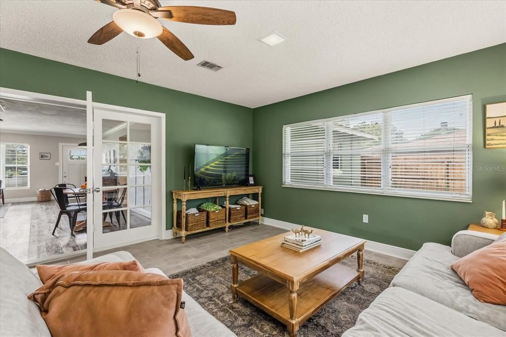 Под контрактом: $409,900 (3 спален, 2 ванн, 1642 Квадратных фут)