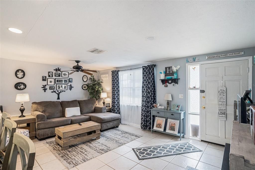 合同活跃: $184,900 (2 贝兹, 1 浴室, 840 平方英尺)