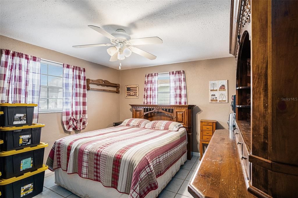 合同活跃: $184,900 (2 贝兹, 1 浴室, 840 平方英尺)