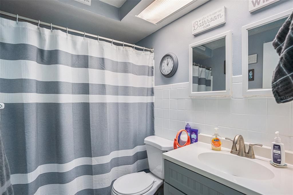 合同活跃: $184,900 (2 贝兹, 1 浴室, 840 平方英尺)