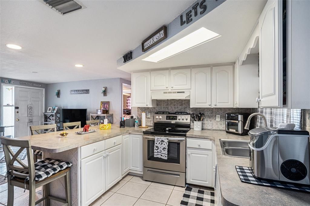 合同活跃: $184,900 (2 贝兹, 1 浴室, 840 平方英尺)