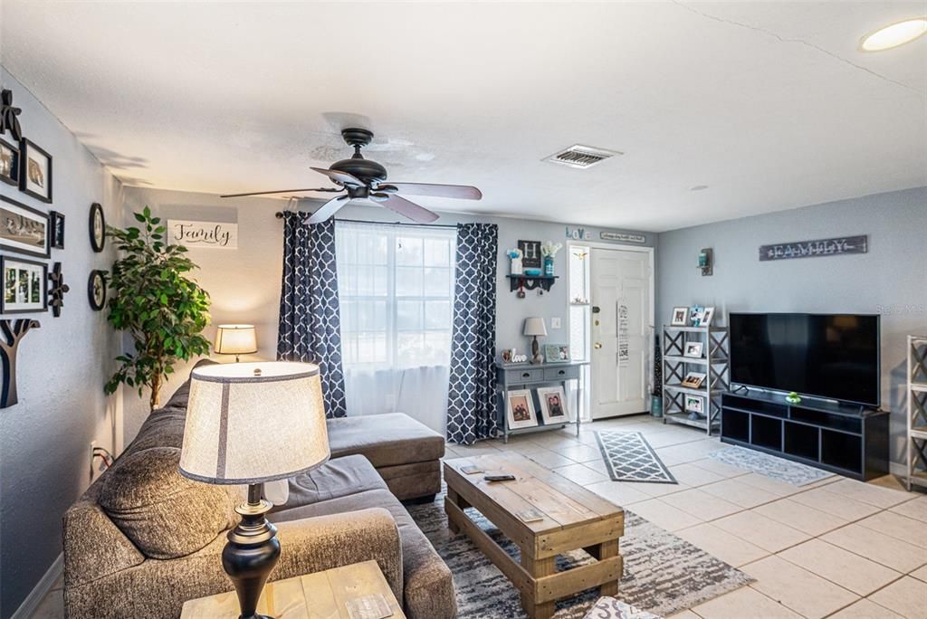 合同活跃: $184,900 (2 贝兹, 1 浴室, 840 平方英尺)