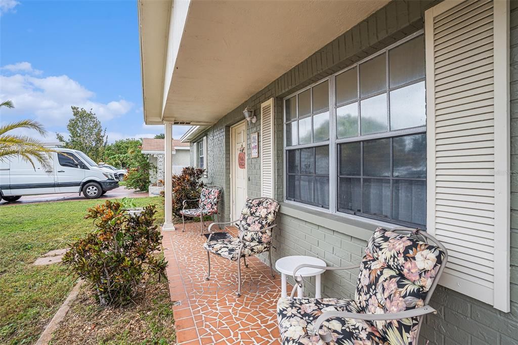 合同活跃: $184,900 (2 贝兹, 1 浴室, 840 平方英尺)