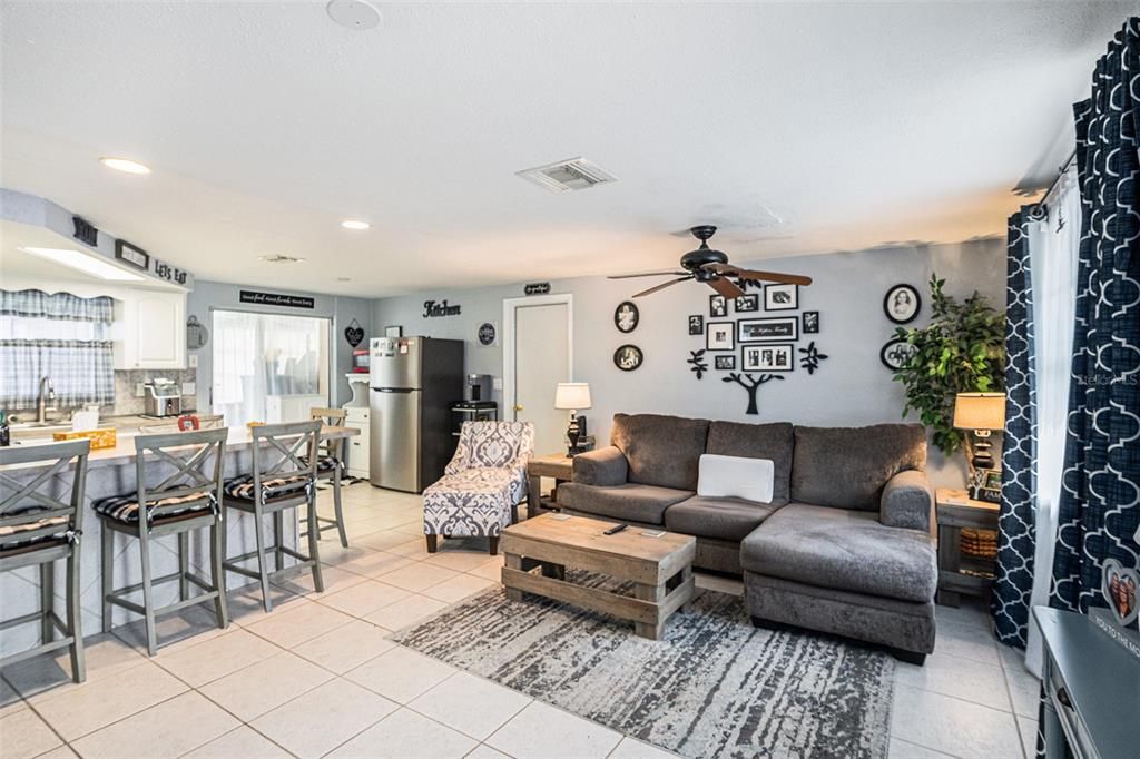 合同活跃: $184,900 (2 贝兹, 1 浴室, 840 平方英尺)