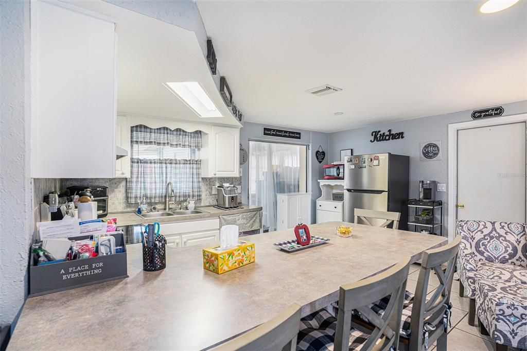 合同活跃: $184,900 (2 贝兹, 1 浴室, 840 平方英尺)