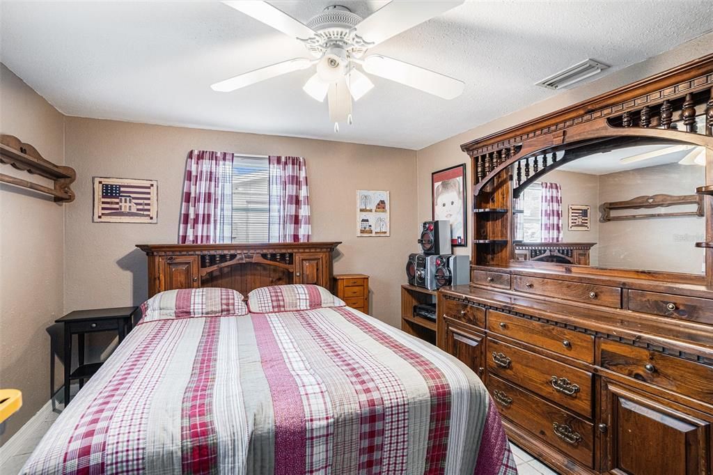 合同活跃: $184,900 (2 贝兹, 1 浴室, 840 平方英尺)