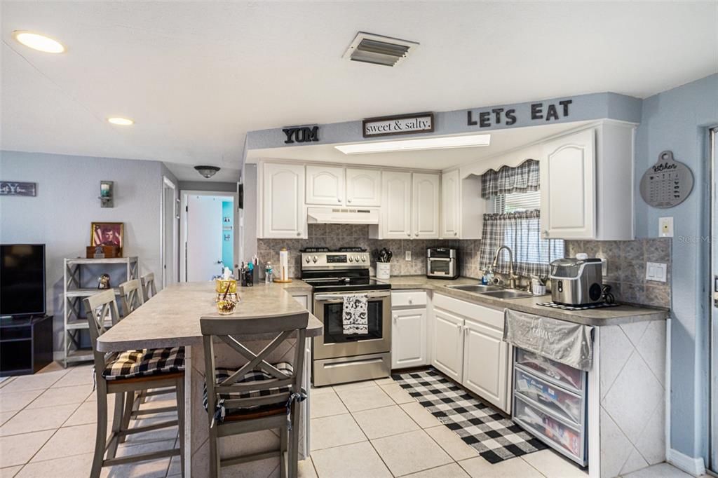 合同活跃: $184,900 (2 贝兹, 1 浴室, 840 平方英尺)