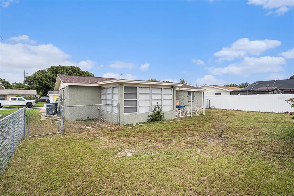 合同活跃: $184,900 (2 贝兹, 1 浴室, 840 平方英尺)