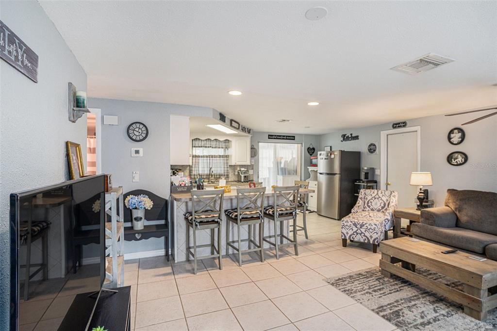 合同活跃: $184,900 (2 贝兹, 1 浴室, 840 平方英尺)