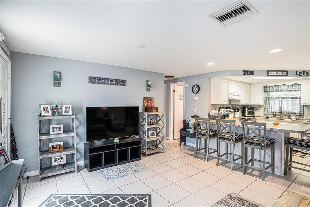 合同活跃: $184,900 (2 贝兹, 1 浴室, 840 平方英尺)