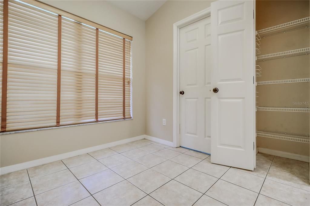 合同活跃: $2,450 (3 贝兹, 2 浴室, 1802 平方英尺)