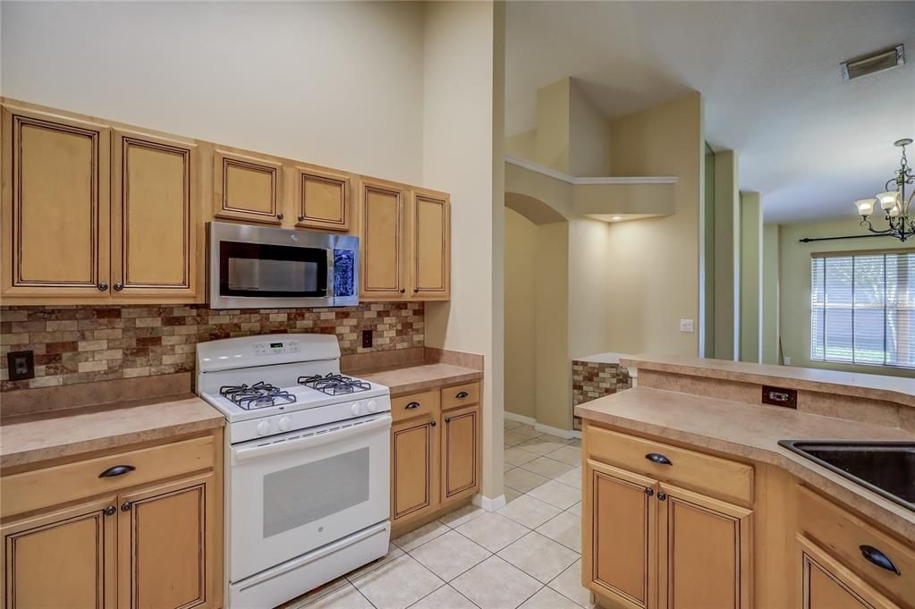 合同活跃: $2,450 (3 贝兹, 2 浴室, 1802 平方英尺)