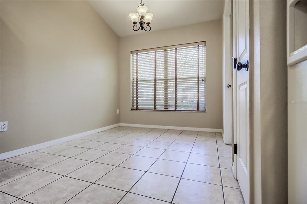 合同活跃: $2,450 (3 贝兹, 2 浴室, 1802 平方英尺)