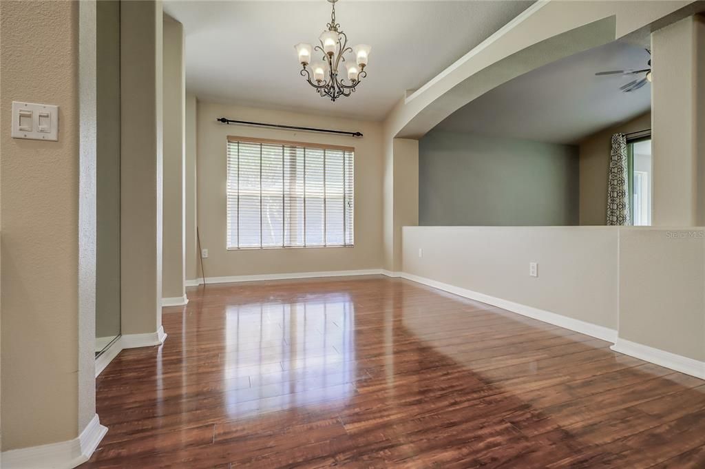 合同活跃: $2,450 (3 贝兹, 2 浴室, 1802 平方英尺)