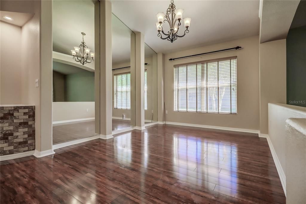 合同活跃: $2,450 (3 贝兹, 2 浴室, 1802 平方英尺)