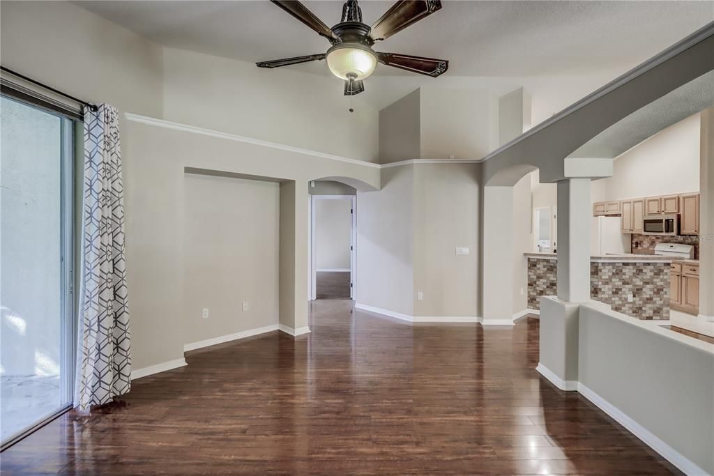 合同活跃: $2,450 (3 贝兹, 2 浴室, 1802 平方英尺)