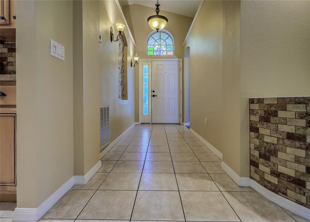 合同活跃: $2,450 (3 贝兹, 2 浴室, 1802 平方英尺)