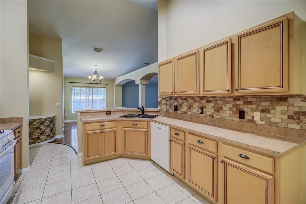 合同活跃: $2,450 (3 贝兹, 2 浴室, 1802 平方英尺)