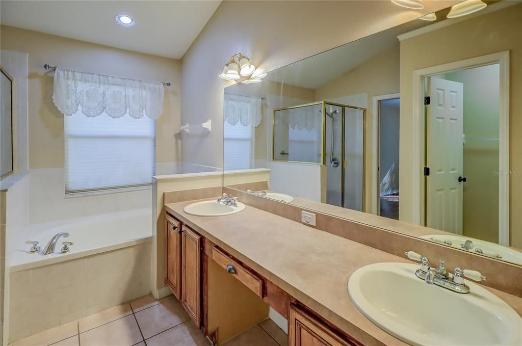 合同活跃: $2,450 (3 贝兹, 2 浴室, 1802 平方英尺)